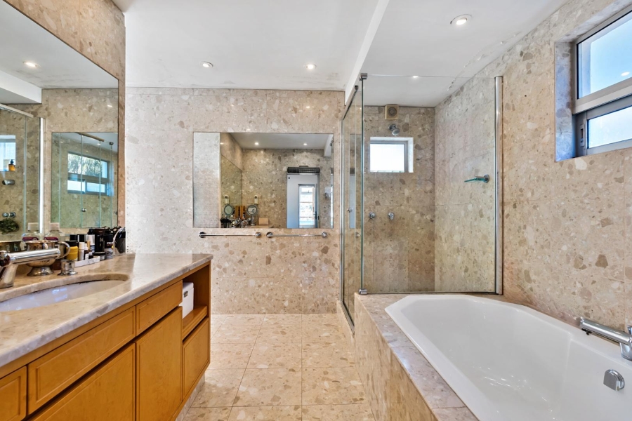 5 Bedroom Property for Sale in Fresnaye Western Cape